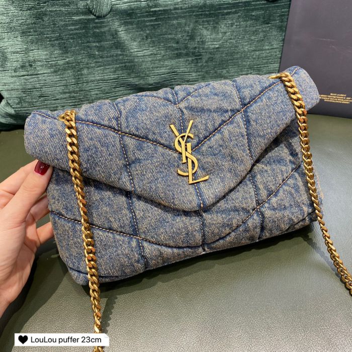 Mirá (mirá bien de cerca) la increíble mini cartera Louis Vuitton